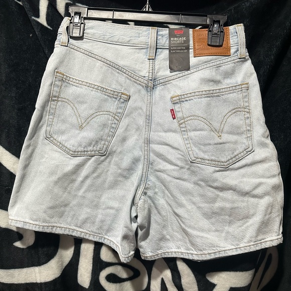 Levi’s Ribcage Shorts 🩳🩳🩳 - Picture 3 of 4